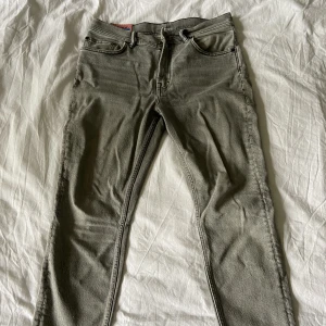 Acne jeans  - Gråa Acne Blå Konst jeans med rosa detaljsömmar! Lutar åt det ”skinny” hållet i passform i storlek w30 l30🪄💕 