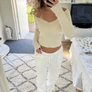 Långärmad tröja  - Jättefin beige tröja ifrån Gina i storlek S, aldrig använd och därmed i jättefint skick. Köparen står för frakten:)