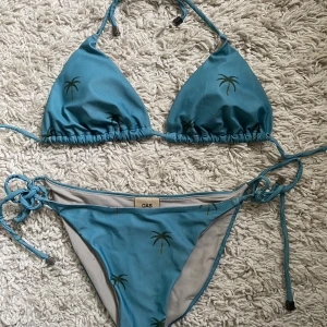 Blå bikini - Så najs bikini från OAS!!! Så fin blå färg med palmer på😍😍😍😍