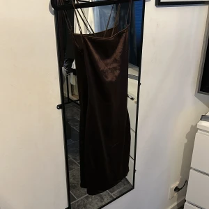Fest klänning - Tajt brun fest klänning i siden material med öppen rygg. Aldrig använd 😇
