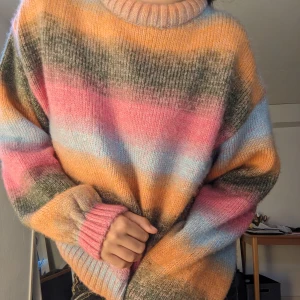 Stickad tröja - Stickad tröja använd 2-3 gånger❤️ Superfin till hösten för att lägga till en färgklick🍂🎃 Skriv priv för mer bilder🫶 Jag är 170cm lång, vanligtvis strl 36/ S