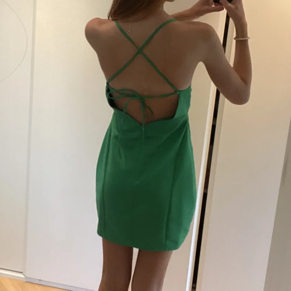 Så cool grön klänning med knytning och öppen rygg!!😍😍 Verkligen så cool och med så fin grön färg!💕💕. Klänningar.