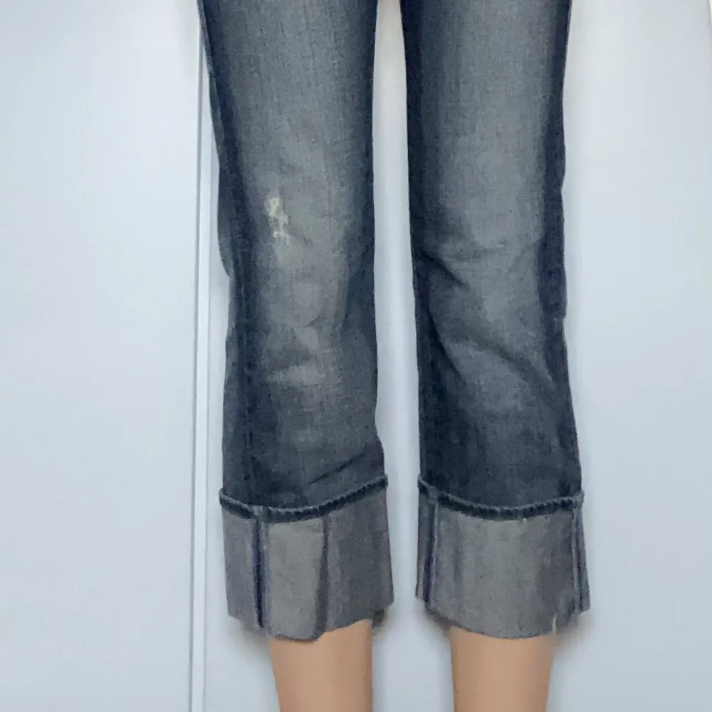 Säljer dessa Victoria Beckham jeans då de inte kommer till användning, inga spår av slitage, lågmidjade. Modell med uppvikning nertill.. Jeans & Byxor.