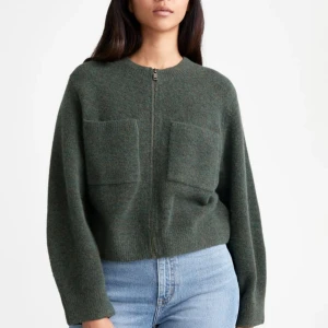 & Other stories kofta - Så najs mörkgrön kofta från & Other Stories💕💕 Köptes för 800kr, något nopprig men fortfarande bra skick!!