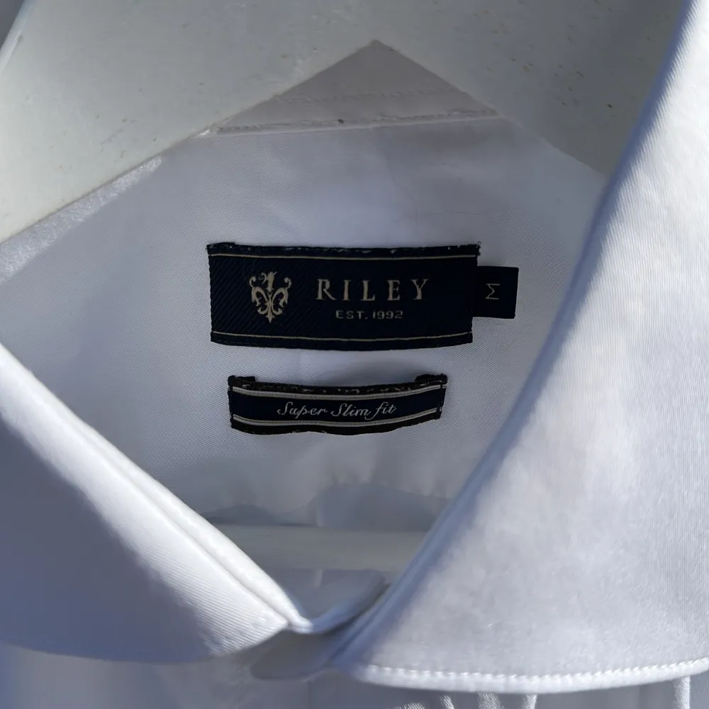 Nästintill oanvänd riley skjorta ny pris 700kr. Skjortor.