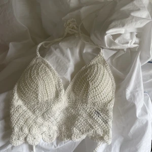 Sommartopp - Väldigt skön topp. Den är vadderad och luftig så man slipper ha på sig en bh under på sommaren🫶🏻