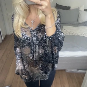Blus!😻 - Säljer en super snygg blus som inte riktigt är min stil. Köpte den här på Plick och tror att den kan komma till bättre användning hos någon annan!❤️Blusen har slitsar på båda ärmarna. 