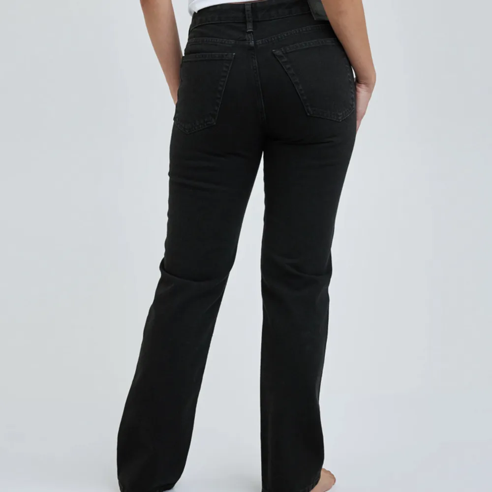 Ett par fina jeans från bikbok som är nästintill oanvända☺️ Nypris 699 kr. Jeans & Byxor.