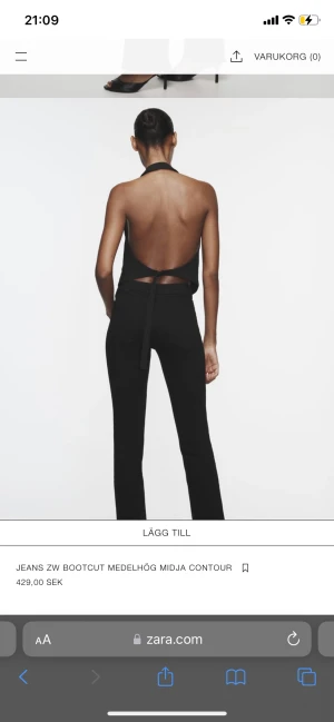 Mörkblå bootcut jeans - Zara jeans ( de på bilden men mörkblå Ny pris 500) mitt pris 400. Aldrig använda