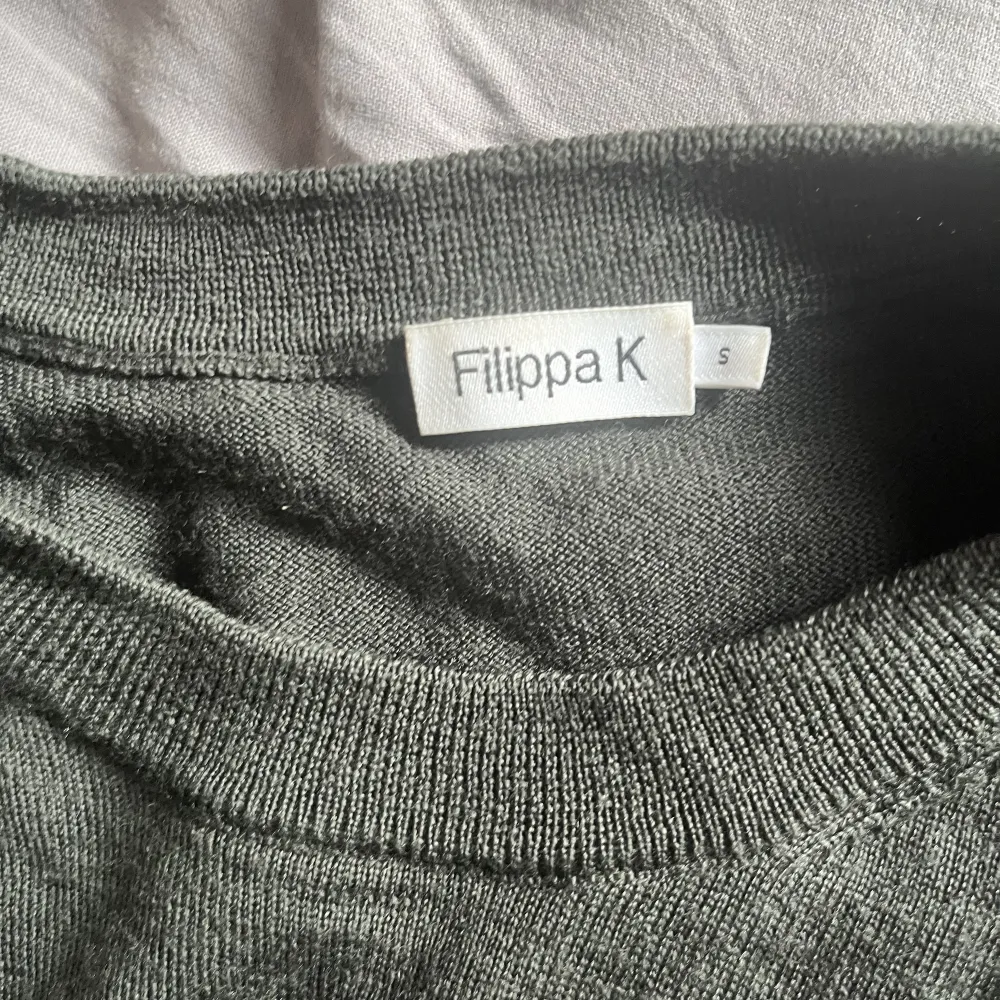 Säljer denna tunnstickade tröja i merino ull från Filippa K. Tröjan är mörkgrön, storlek S, den är använd och är i bra skick. Säljer för att den inte passar längre. Nypris ca 1100 - 1400. Pris kan diskuteras! Hör av er vid frågor eller intresse!. Tröjor & Koftor.