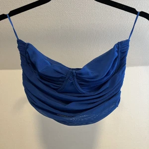 Bandeau topp - Blå bandeau topp, aldrig använd! Har dragkedja på sidan. 