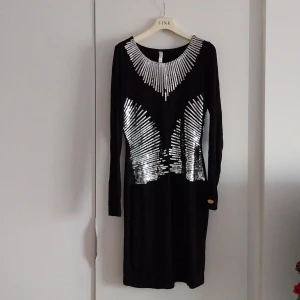 Klänning med paljetter  - Svart klänning med paljettmönster i storlek S från Chiara Forthi.  Använd endast ett par gånger.   Betalning sker via swish köparen står för frakten. 