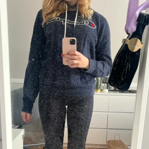 Champion hoodie - Marinblå hoodie från champion som bara använts ett 10 tal gånger då den är för liten. Inga hål eller noppror utan bra skick.