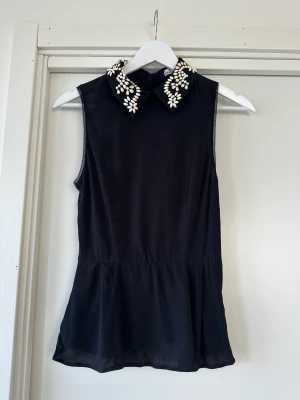 Karen Millen topp - En riktig vintage topp och ett riktigt kap för någon lycklig En jättefin Karen Millen topp, har bild på lappen och en knapp där det står det på Säljer för att den är för liten för mig  Sista bilden visar hur den sitter på