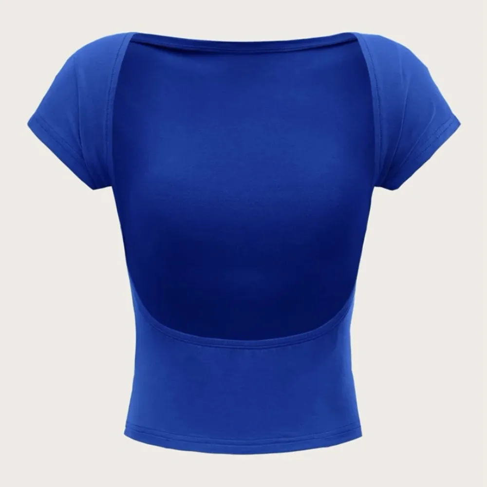 Blå tröja med öppen rygg, helt ny aldrig använd. Säljer för 80kr + frakt!💙. T-shirts.