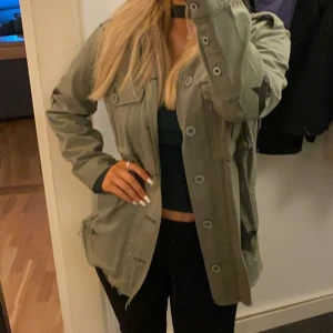Pistola grön jacka med stjärnor  - Grön jacka med stjärnor från Pistola, köptes för runt ett år sedan, knappt använd och är som ny!!💫💓 Nypris 1350kr