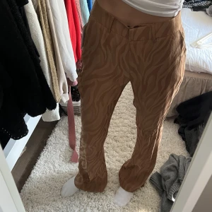 Kostymbyxor  - Skönt material. Högra i midjan. Aldrig använda