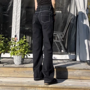 Lågmidjade cargo/snickarbyxor - Säljer coola lågmidjade/midwaist beroende hur du vill ha dem, cargo/snickarbyxor, jättesköna och stretchiga, en liten ficka på ena benet, knappt använda så jättebra skick 