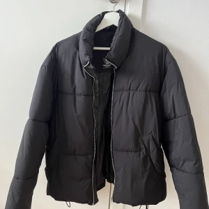 Plufferjacka   - Endast Använd 1 gång.  Pufferjacka perfekt för höst/vinter. Köpte en liknande därav försäljning.  Inga flaws. Ny skick 