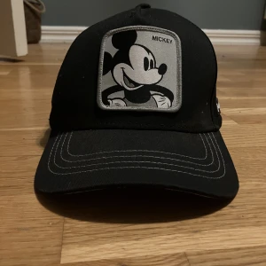 Mickey mouse keps - Säljer min Mickey mouse keps 10/10 skick använd ca 10 gånger. Nypris 550