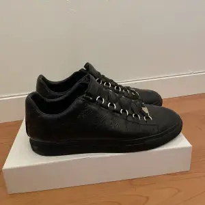 Balenciaga arena low i storlek 41. Använda men i bra skick