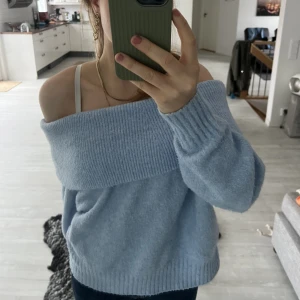 Stickad off-shoulder tröja - Superfin stickad off-shoulder tröja i bra material. 