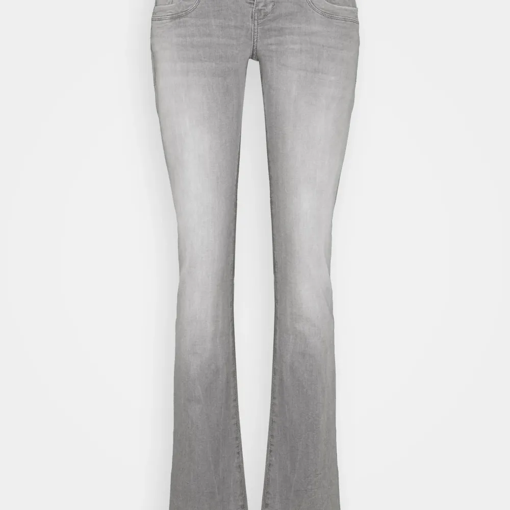 Säljer dessa sjukt snygga Ltb jeans i nyskick då jag vill ha en annan storlek💕. Jeans & Byxor.