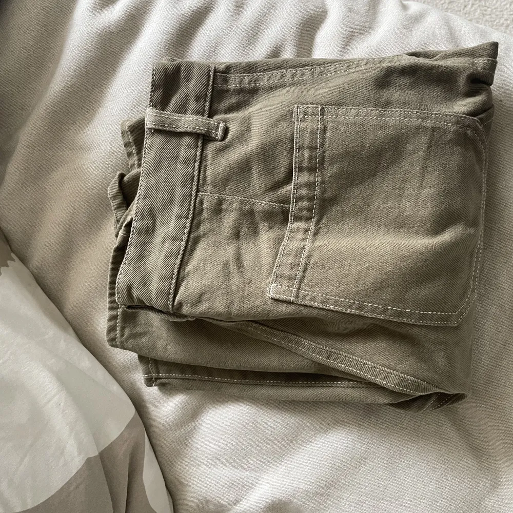 Gröna cargo pants från H&M, använda ett fåtal gånger.  . Jeans & Byxor.
