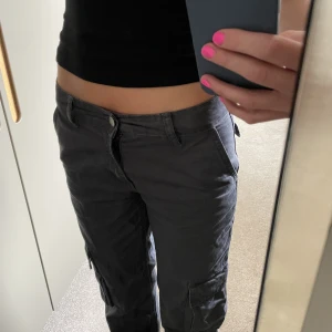 Low cargo pants - Säljer dessa low waisted cargo pants! Dessa är ifrån Gina tricot och är använda fåtal gånger, de är i bra skick! Säljer pga att de är för små! Nypris 499   Pris kan diskuteras!