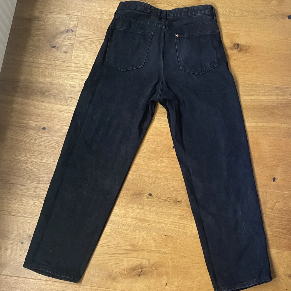 Säljer dessa svarta loose fit jeans från hm. Säljer pågrund av att det är för små. Inga defekter. Köparen står för frakten👍. Jeans & Byxor.