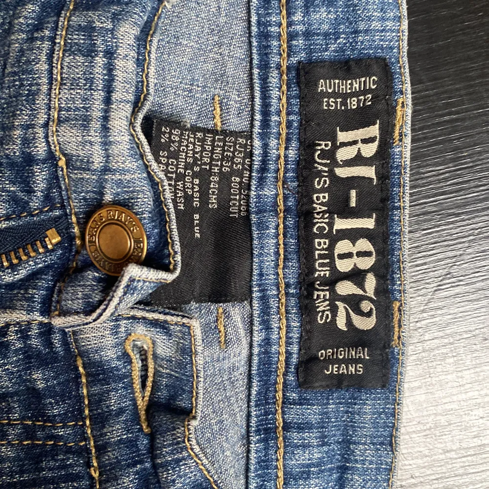 Ett par lågmidjade jeans som jag inte längre får användning för. Har inga märken. Skulle säga de är xs-s . Jeans & Byxor.