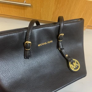 skinn väska michael kors - aldrig använd 
