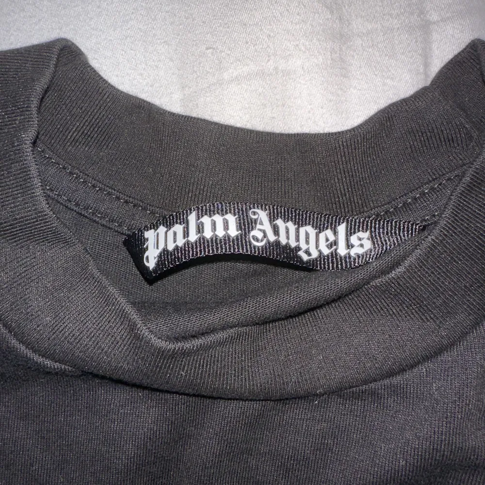 Palm Angels T-shirt för endast 499kr Helt ny (Ej Använd). T-shirts.