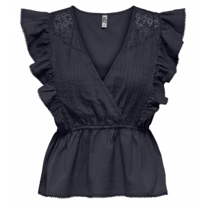 Blus  - Säljer en blus från Jdy i storlek M. Köpt förra våren. Blusen är slutsåld💕