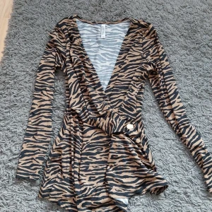 Topp i tigermönster - Topp intogermönster i storlek XS från Chiara Forthi. Helt ny och oanvänd.   Betalning sker via swish och köparen står för frakten. 