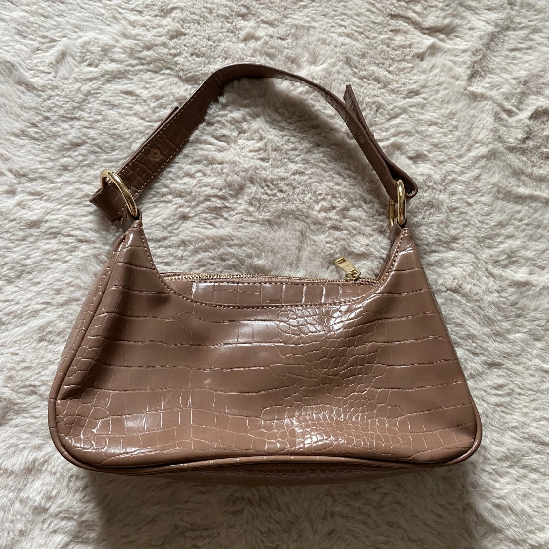 Beige väska i krokodil mönster och guldiga detaljer