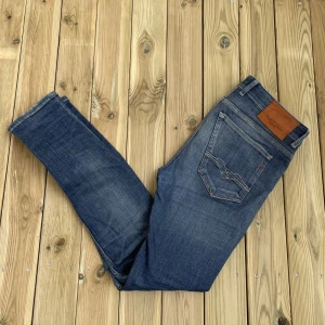 Replay Jeans - Replay Jeans - Storlek 29/32 - varan är i jätte fint skick - vid frågor eller funderingar är det bara att skriva! 