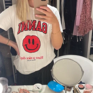 Ganni T-shirt  - Ganni T-shirt i storlek S