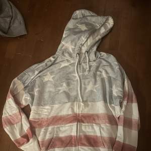 Sjukt random vintage zip Hoodie me ameriksan flaggan över hela.  Size xl, sitter som en L  Bladee skulle 100% kunna ha på sig denna alla drainers köp  