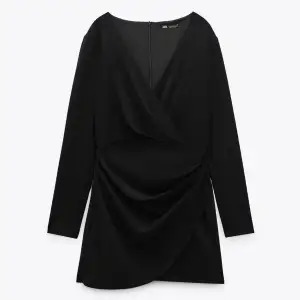 Säljer min svarta klänning från zara i storlek S💕Endast testad! Köpt för 430 kr men säljer nu för 300.