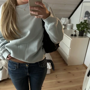 Sweatshirt  - Ljusblå sweatshirt från herravdelningen från hm (sitter oversized)