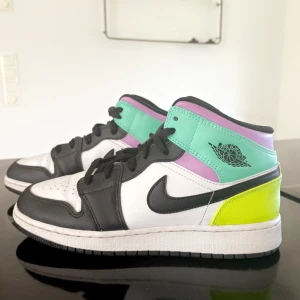 Air Jordan 1 pastel black Mid - Endast använda få tillfällen. Mycket fint skick.  
