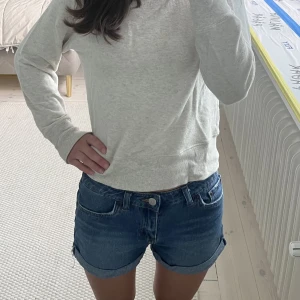Levis shorts - Säljer de här snygga Levis shortsen. Knappt använda och är i väldigt bra skick💕