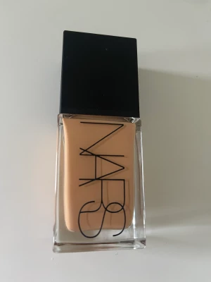 nars light reflecting foundation - nars light reflecting foundation endast använd 2-3 gånger i färgen sahel 