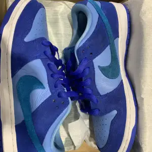 Nike dunk blue raspberry använd fåtal gånger Går även att byta skicka förslag