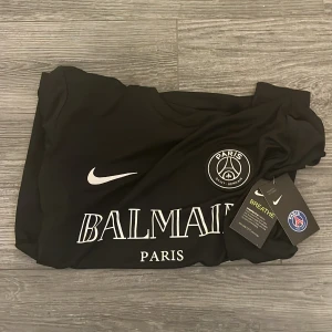 Balmain Paris tröja - En balmain Paris T-shirt med tags kvar, Storlek S. Aldrig använd!