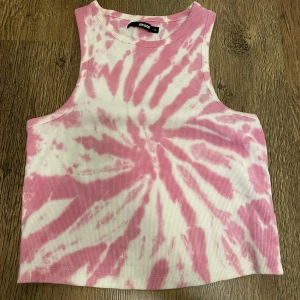 Linne - Rosa vitt linne från bikbok i Stl XL, passar även L