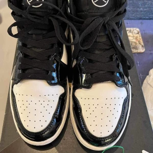 Original Jordan 1 Carbon - Använd ett fåtal gånger och dem är i mycket fint skick den enda skadan som har skett är ett avskav på höger sko sula som ni kan se enligt bilder. Original låda och extra vita sko snöre följes med samt ett verifieringsmärke. Nypris 3200 kr.