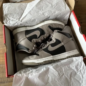 Skor - Feta dunks i storlek 40. Använda några gånger men ändå fint skick. Säljs för 900kr + frakt. Skriv till mig vid kör och frågor. 