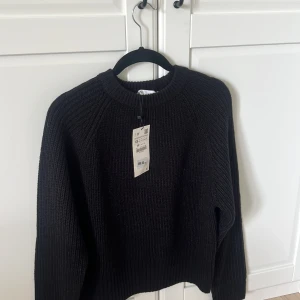 Stickad tröja - Superfin stickad tröja från zara som inte kommer till användning. Helt ny med lapparna kvar och slutsåld på hemsidan❤️